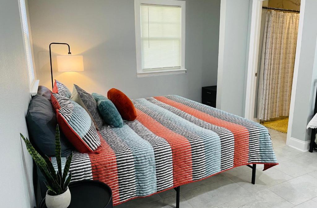 Lakeshore South House | Adorable 1 Bedroom Guesthouse
