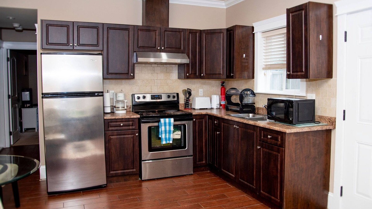 Guildford Apartment | Adorable 2 Bdrm Suite In The Heart of Surrey Guildford