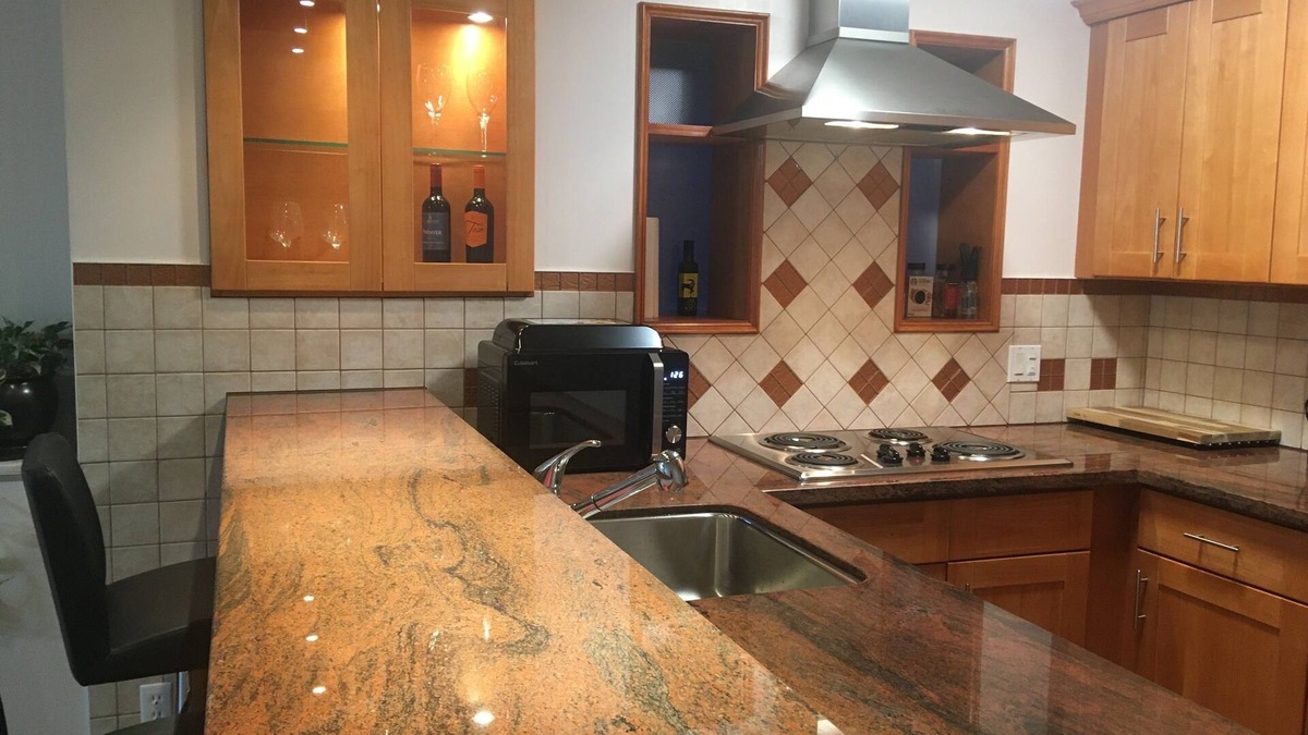 Deep Cove House | Adorable 2-bedroom Suite in Deep Cove