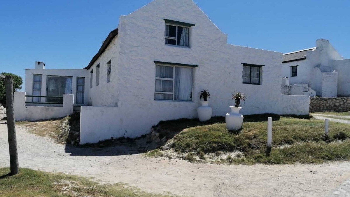 Arniston Cottage | Adorable 2 bedroom apartment with enclosed courtyard and partial sea view
