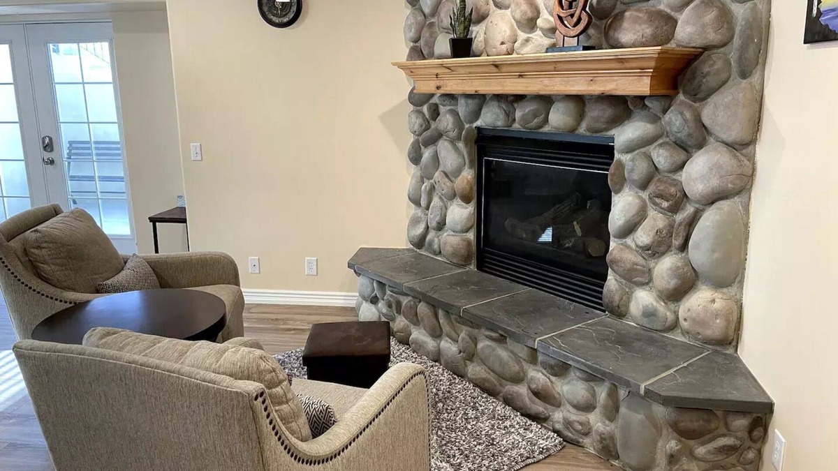 Layton Apartment | Adorable 2-bedroom basement with indoor fireplace