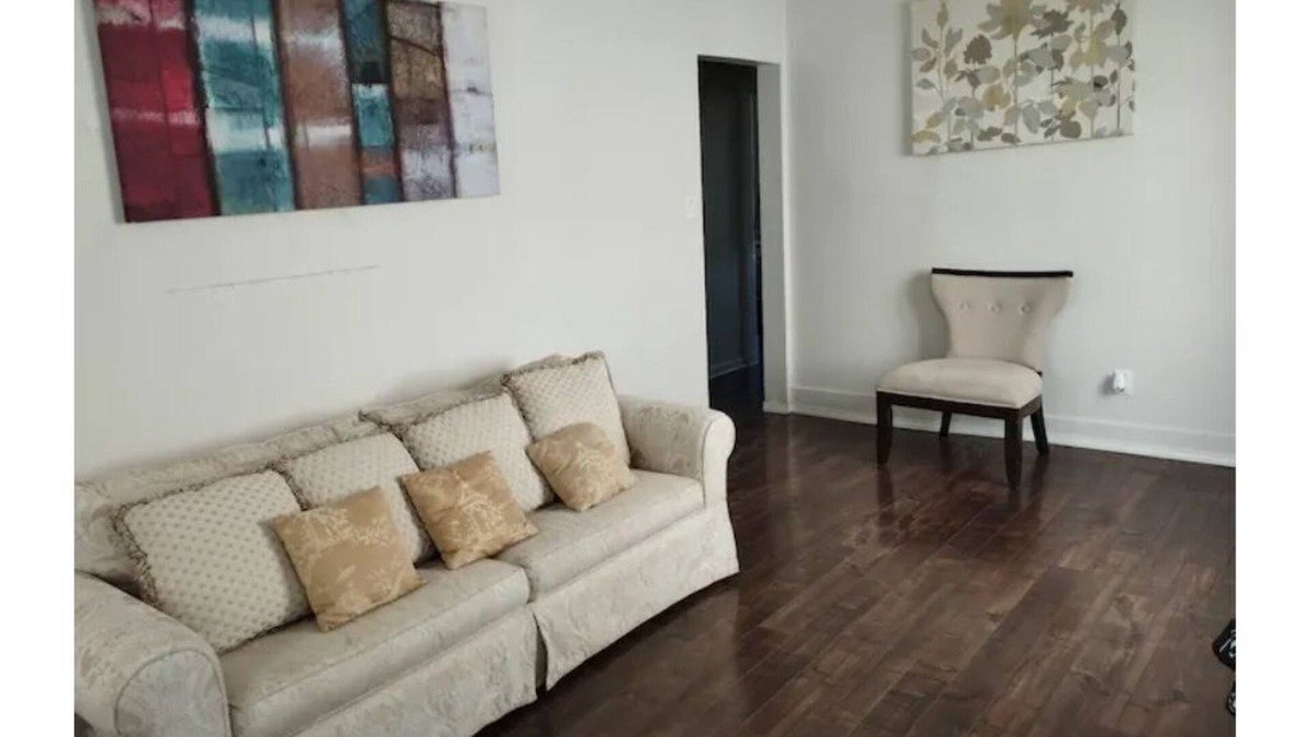 Crescent Heights Apartment | Adorable 2BDR Suite,5mins to downtown free parking