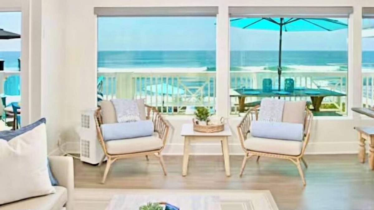 Townsite House | Adorable and Immaculate Beach Cottage Perfect location, Fun Walk to Restaurants