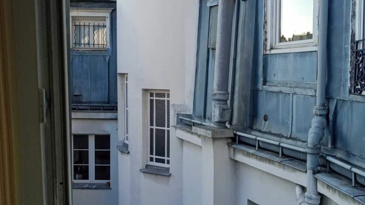 Quartier Sainte-Avoye Bed & Breakfast | Adorable and typically Parisian maid's room