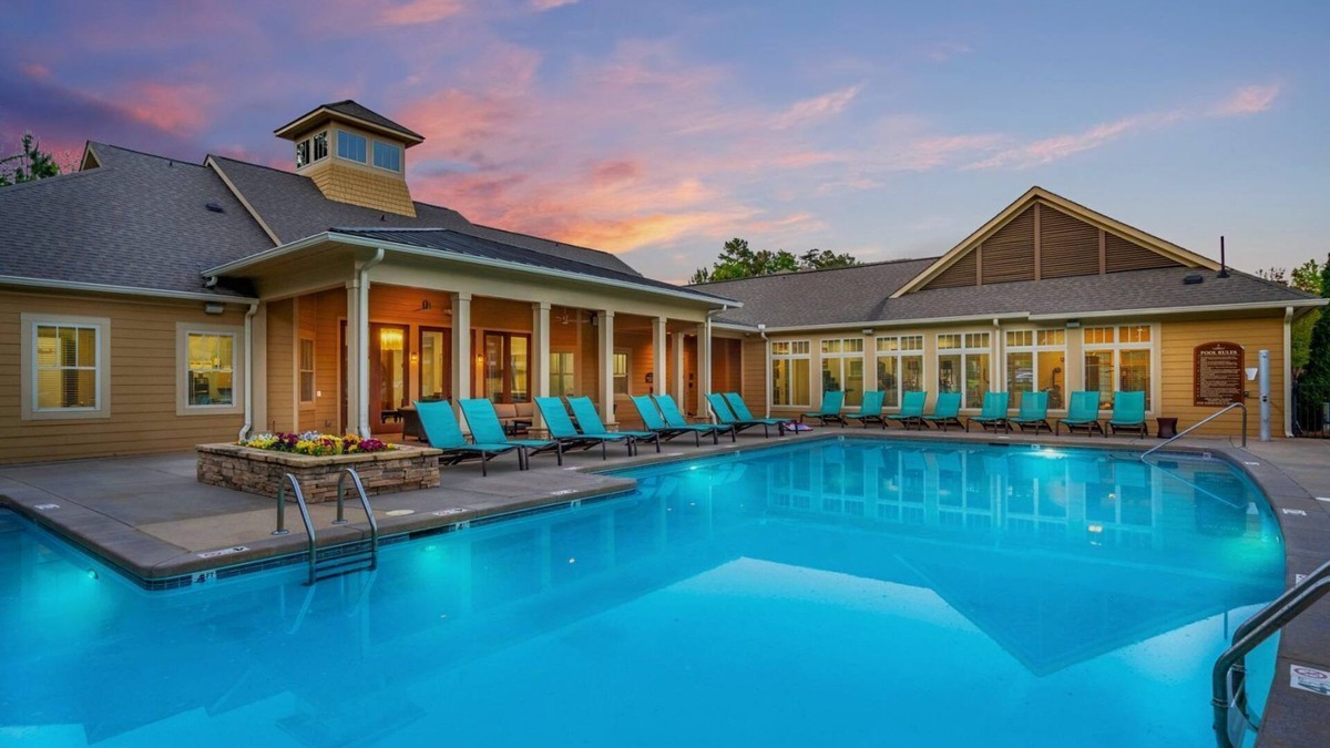 Executive Park Apartment | Adorable apartment w/pool view