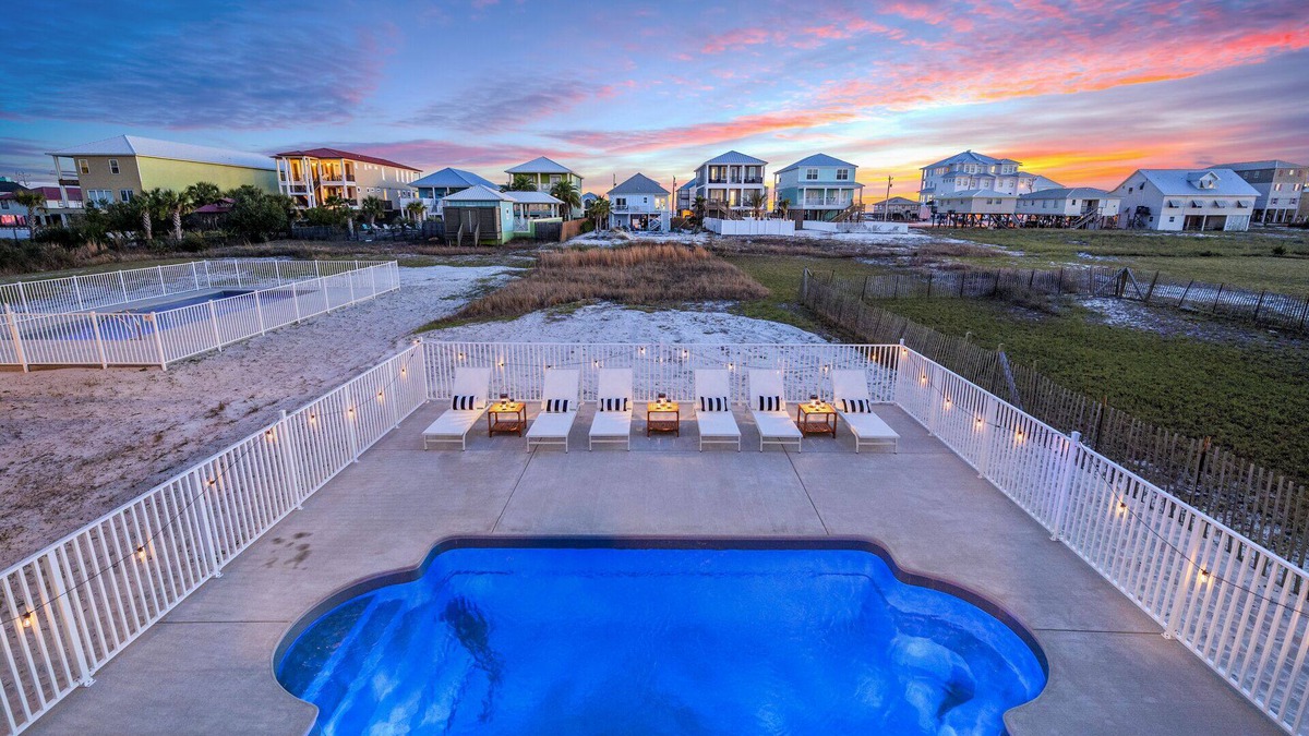 Gulf Shores Cottage | Adorable Beach Bungalow ONE BLOCK from the Gulf HEATED Pool available Oct-May!