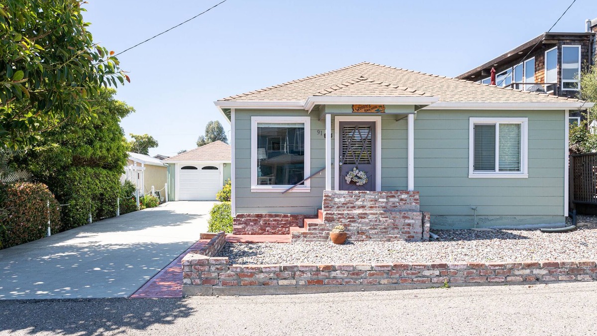 Cayucos House | Adorable Beach Cottage only a block to the beach and a short walk to downtown