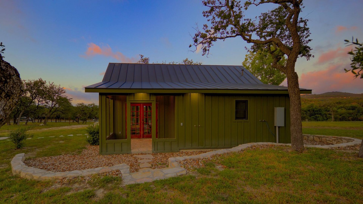 Boerne Cabin | Adorable Cabin in Boerne! sleeps 2, short trip to Luckenbach & Fredericksburg