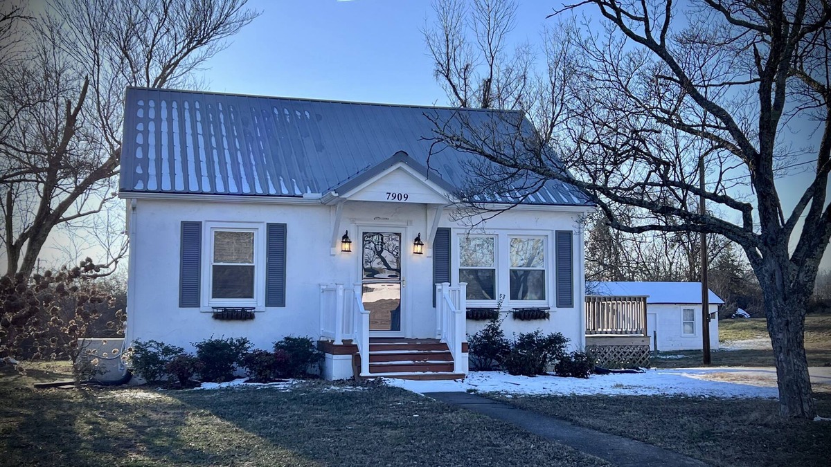 Powell Cottage | Adorable Cottage fully stocked and convenient to everything!