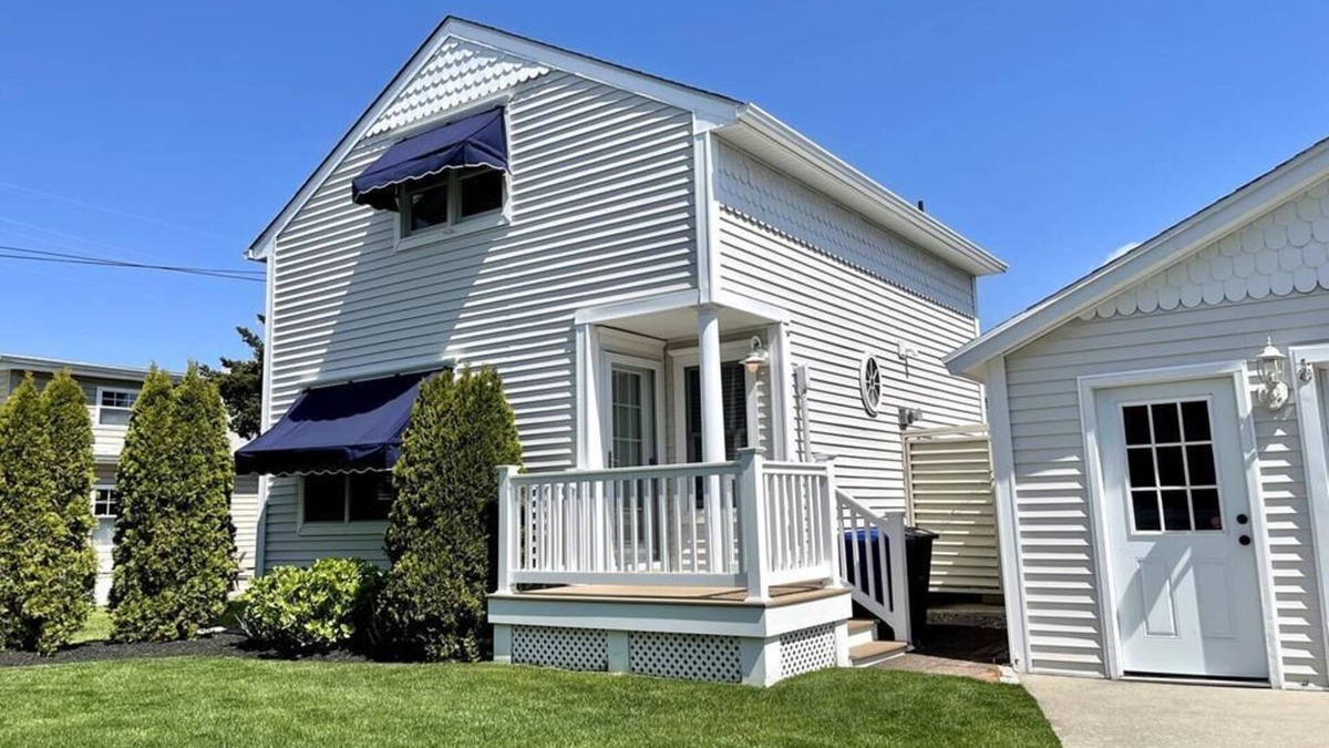 Avalon Cottage | Adorable cottage on shared lot, private balcony