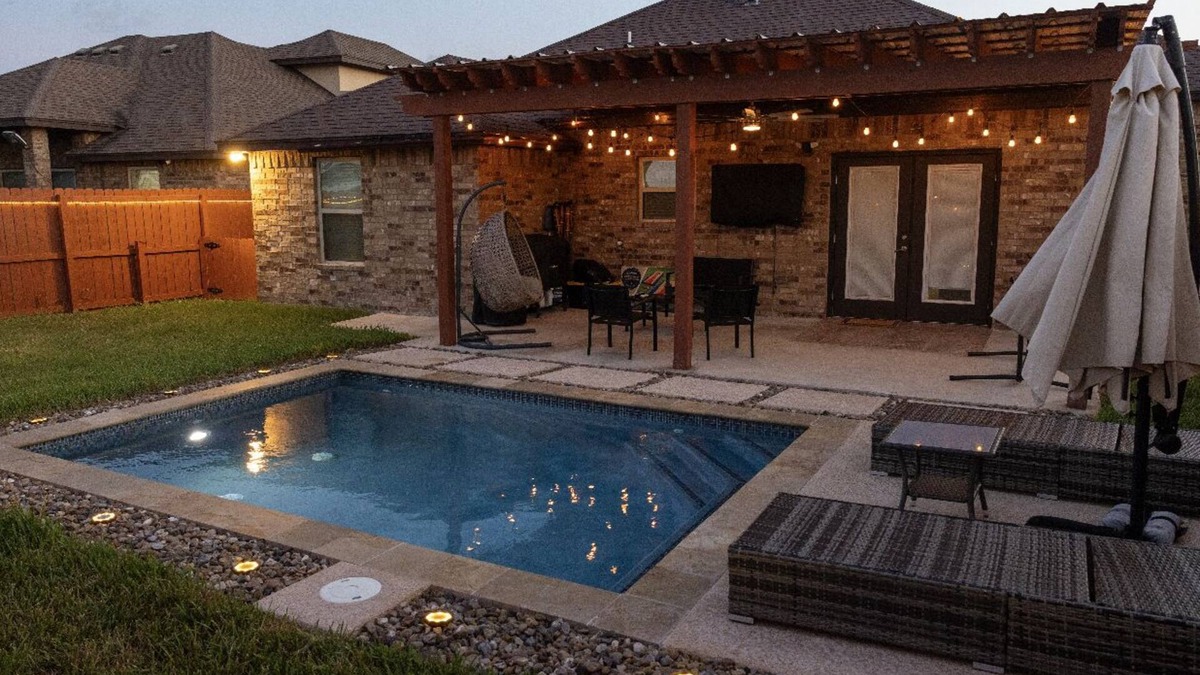 Brownsville House | Adorable Cozy home With POOL. 35 min to SPI or Space X!