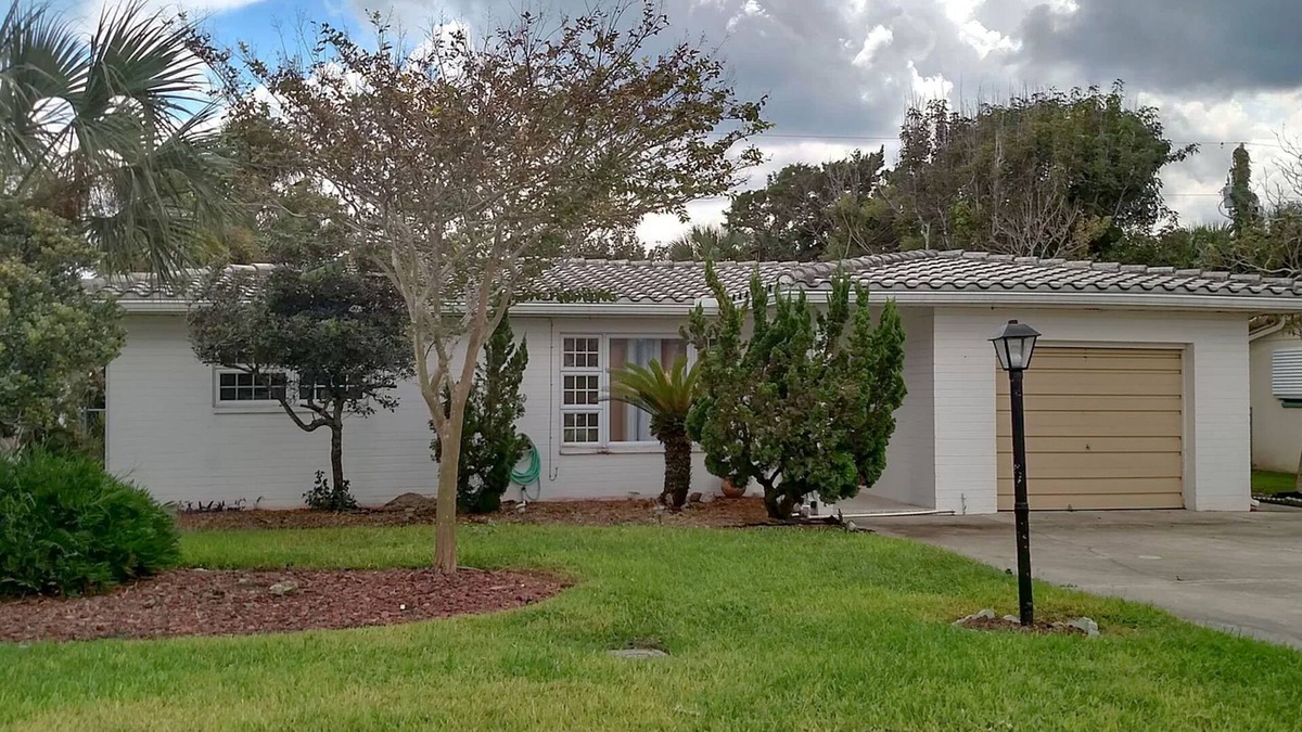 Ormond Beach Plaza House | Adorable dog-friendly home with modern interior, great location, AC, & W/D