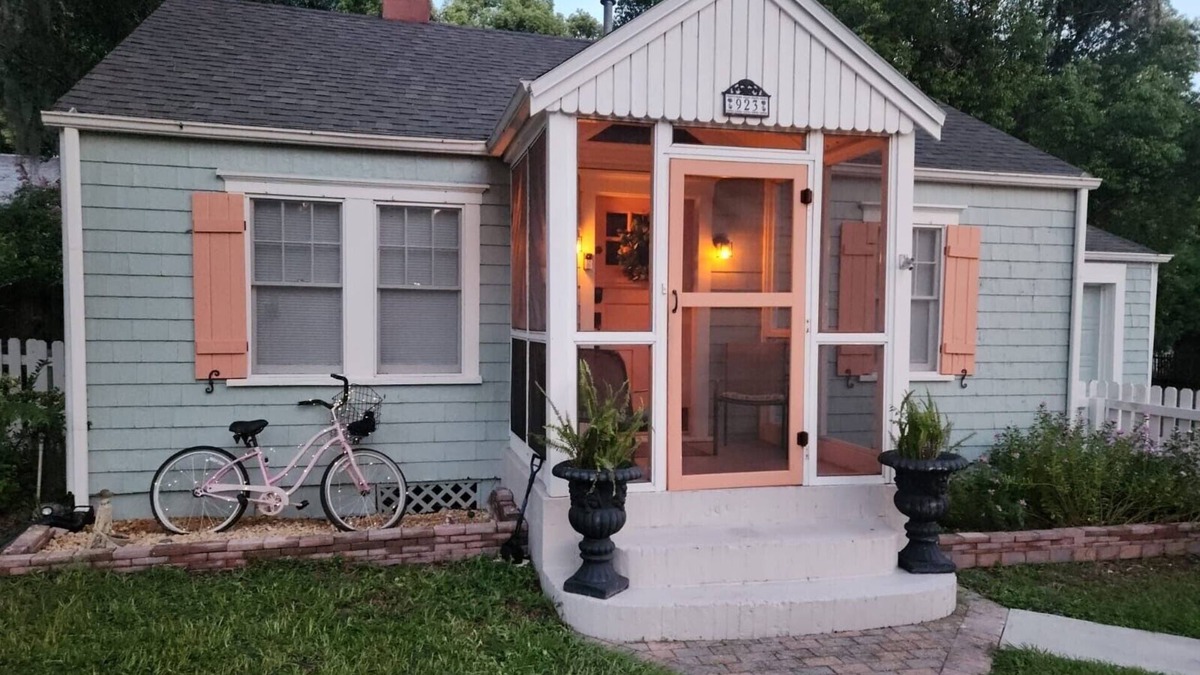 Mount Dora Cottage | ADorable Downtown Mount Dora Cottage with Fenced Yard for your pet