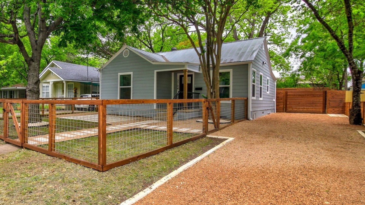 Cherrywood House | Adorable East Austin Cottage close to Everything downtown