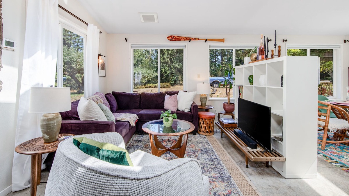 Greenbank Apartment | Adorable getaway on vineyard w/ kitchenette, free WiFi, roaming chickens & more