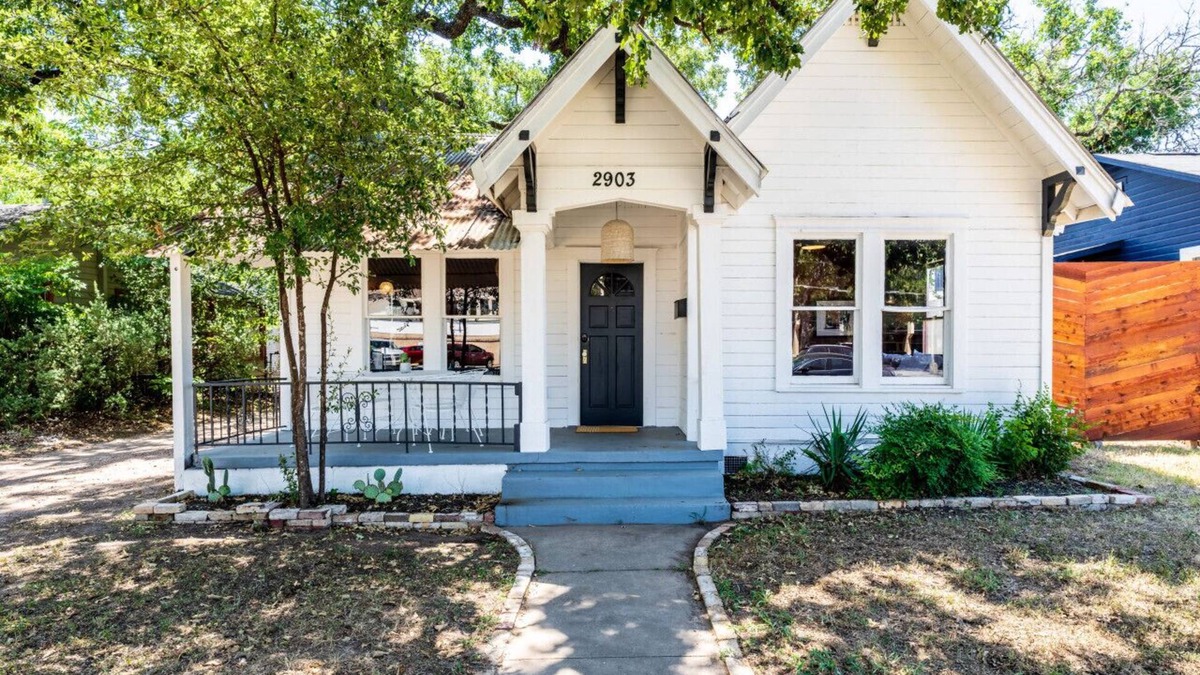 Cherrywood House | Adorable Historic Home, Super Close to UT, Moody Center, and Downtown