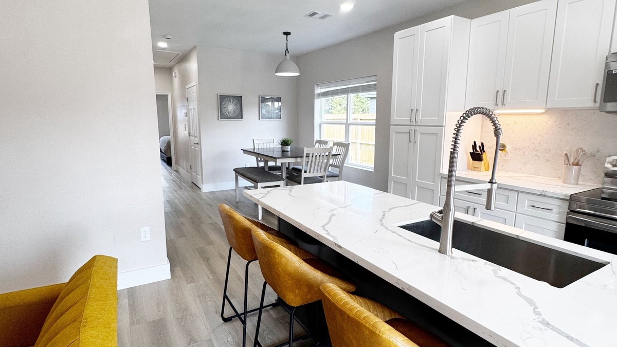 La Marque House | Adorable Home only 17 min from Galveston seawall