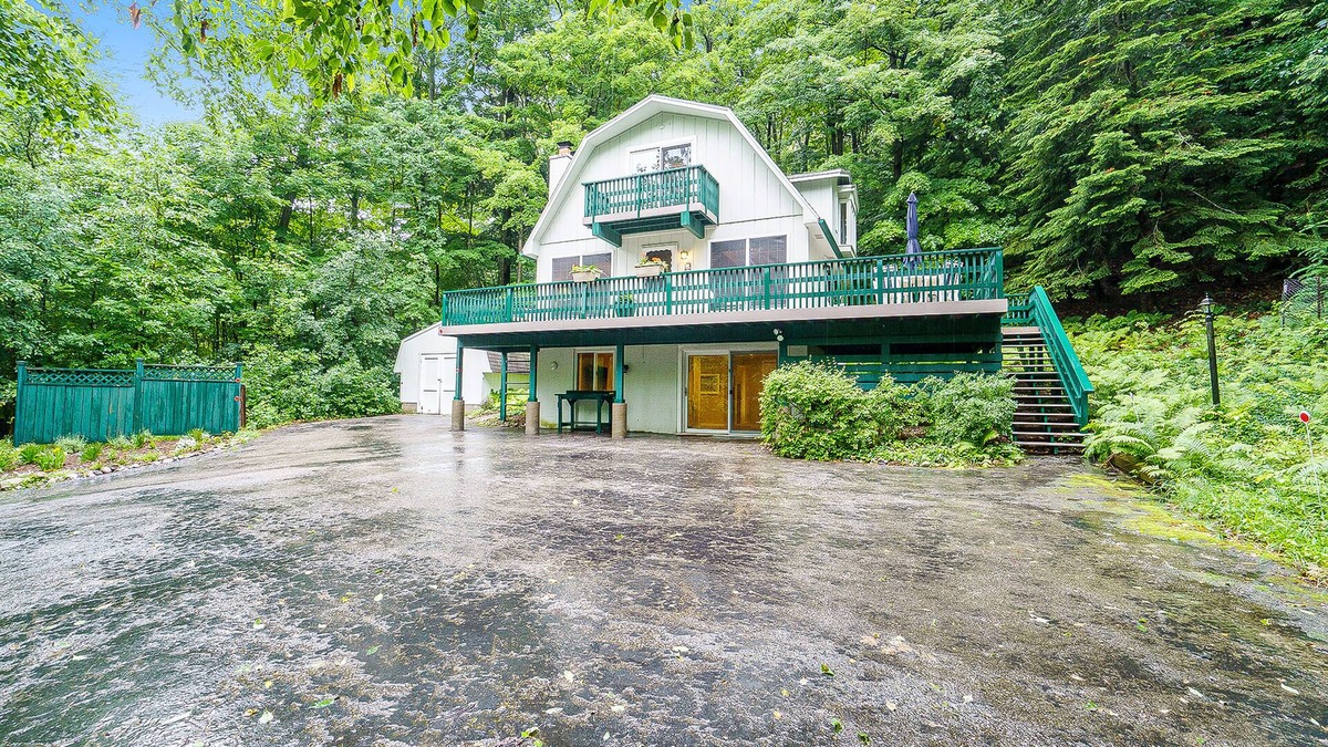 Frankfort House | Adorable home with private balcony & wraparound deck