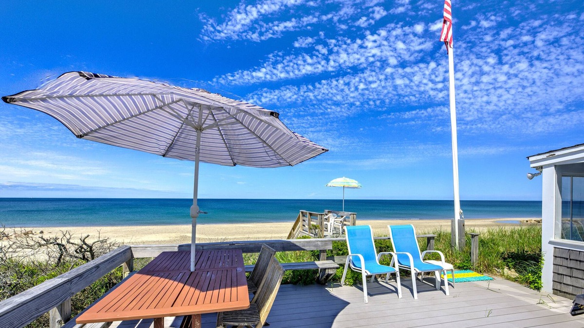 East Sandwich Cottage | Adorable Oceanfront Cottage on Spring Hill Beach