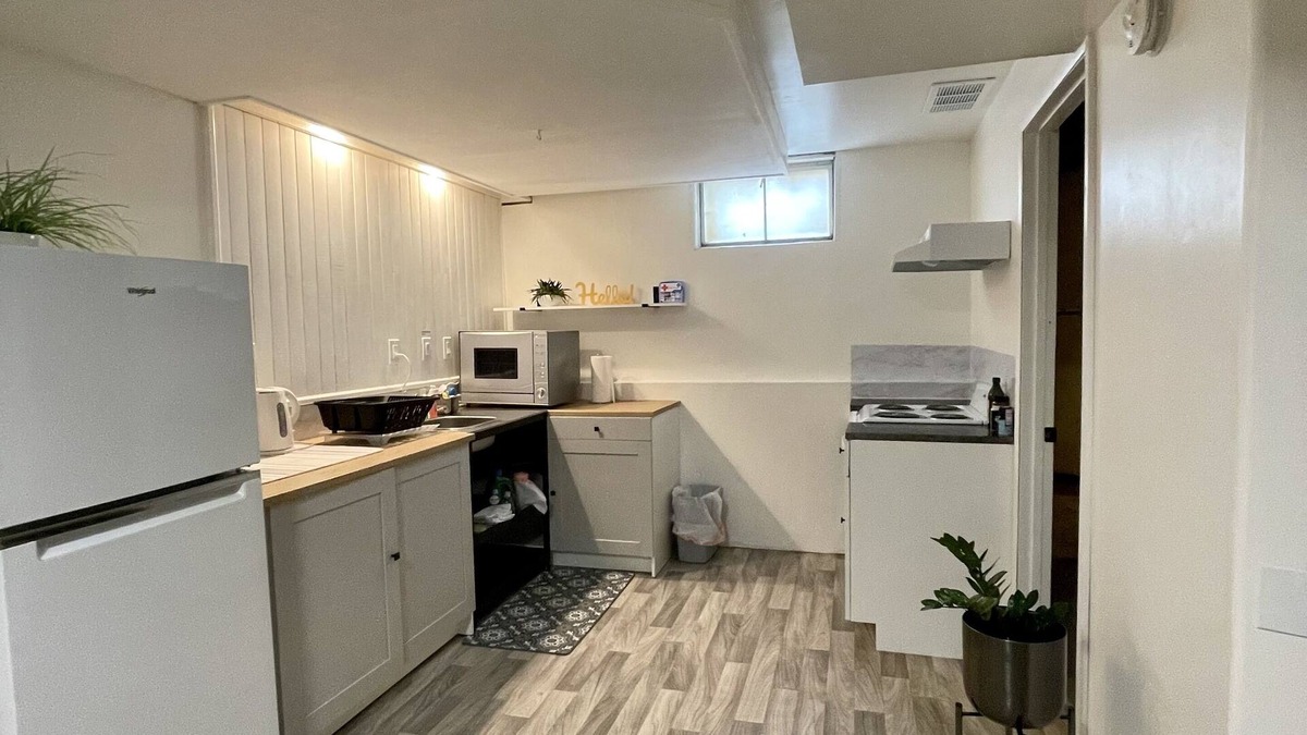 Twin Lakes House | Adorable One Bedroom & Bathroom, Cute Kitchen