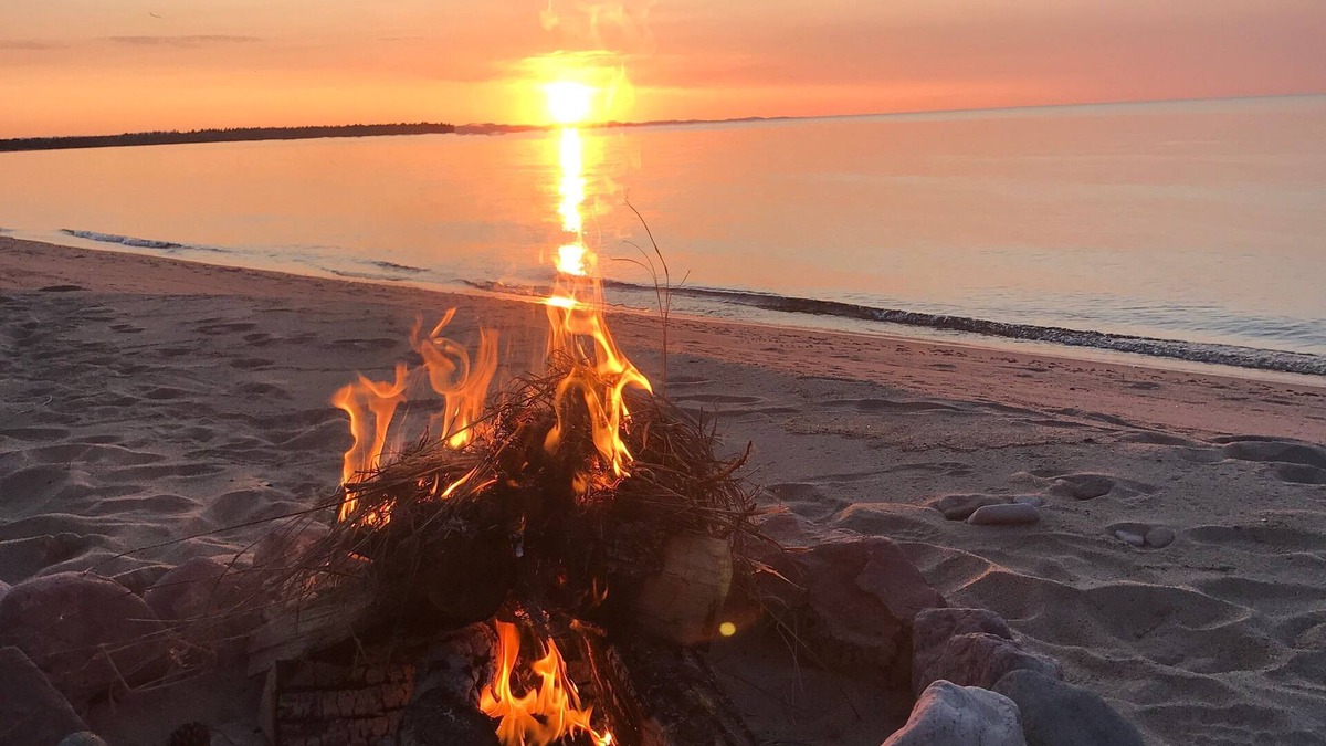 Upper Peninsula Michigan Cottage | Adorable Rustic Cottage Lake Superior
