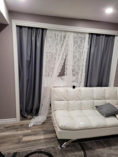 Barrie House | Adorable Studio Basement Suite in South Barrie