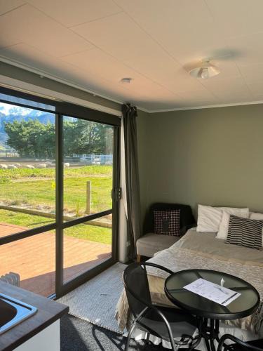 Staveley House | Adorable studio cottage with mountain views