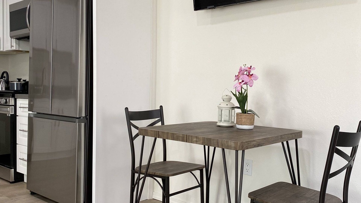 Woodland Hills Apartment | Adorable Studio Unit with great location and Parking on site