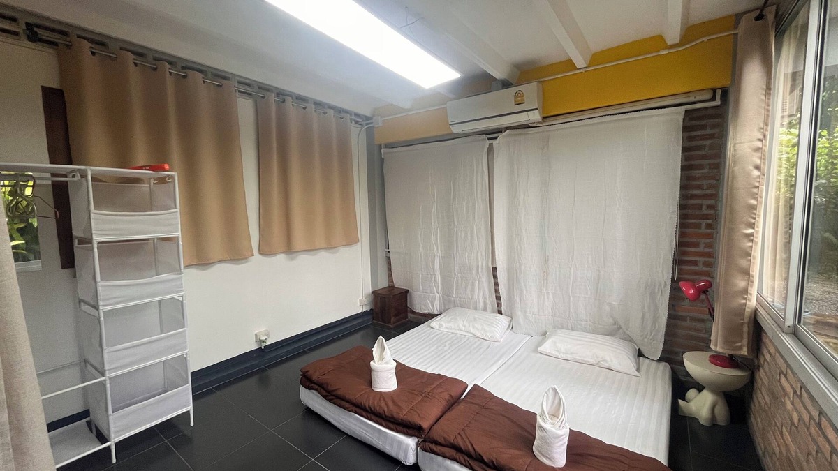 Chang Phueak House | Adorable sunny bedroom with AC in Doi Suthep and nimmamhaemin neighborhood.