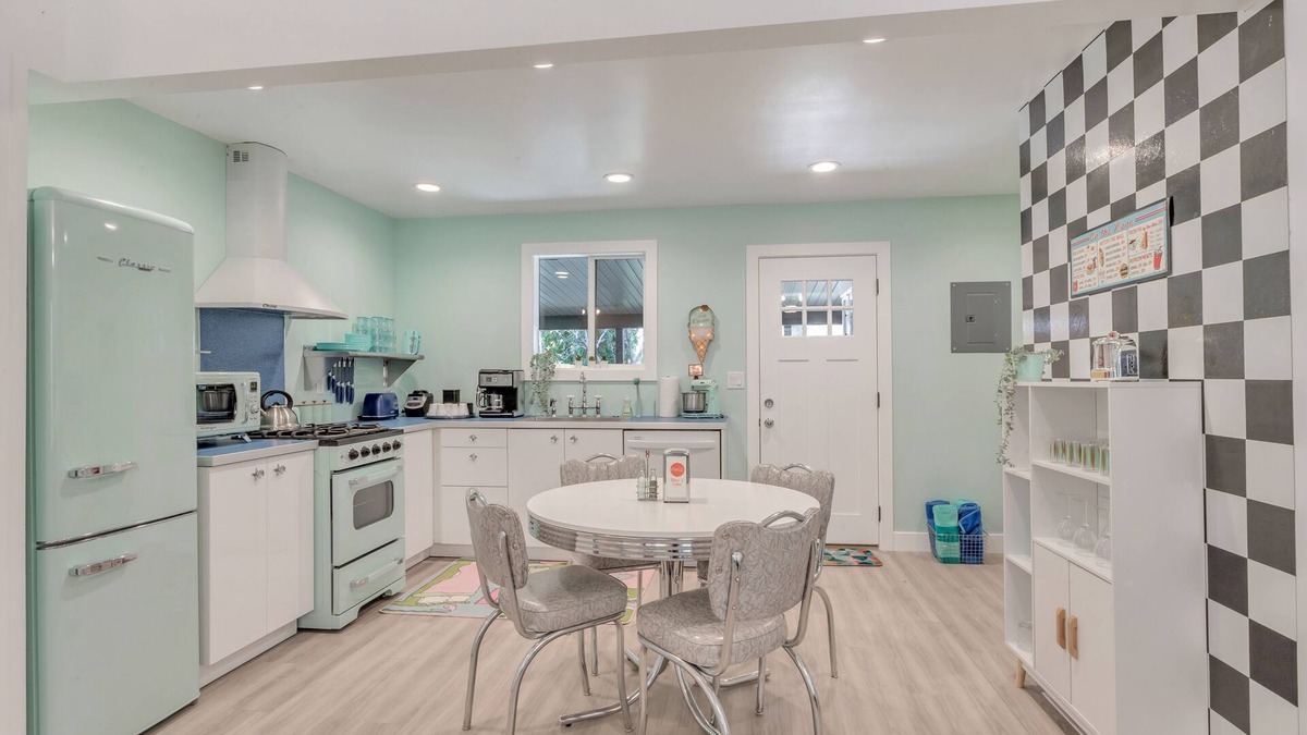 Millcreek Apartment | Adorably Retro - Private & exclusive Hot Tub