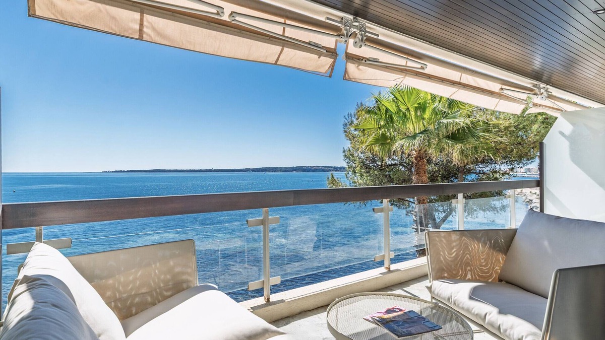 Pointe Croisette Apartment | AdrianaII By Terry's Homes Seafront & Seaview
