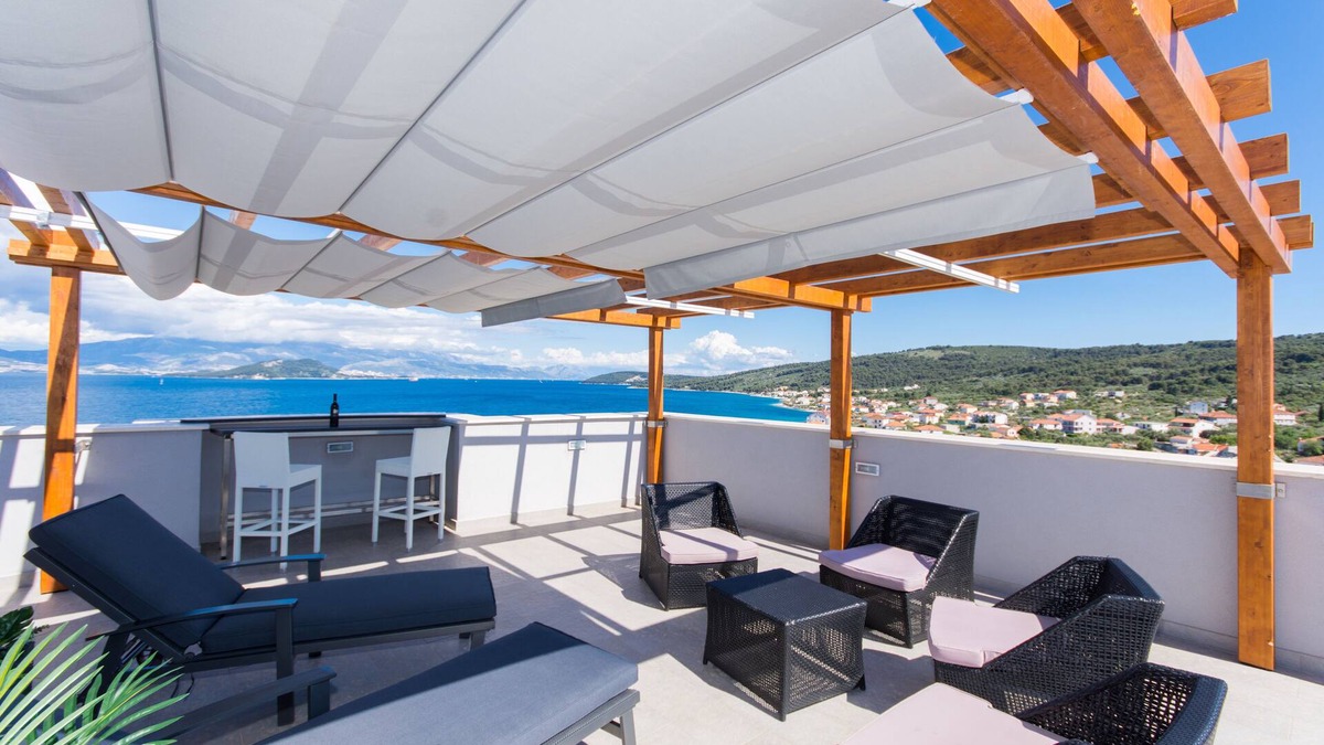 Slatine Apartment | Adriatic House Ap 3; top floor luxury new apartment in Slatine, near Trogir