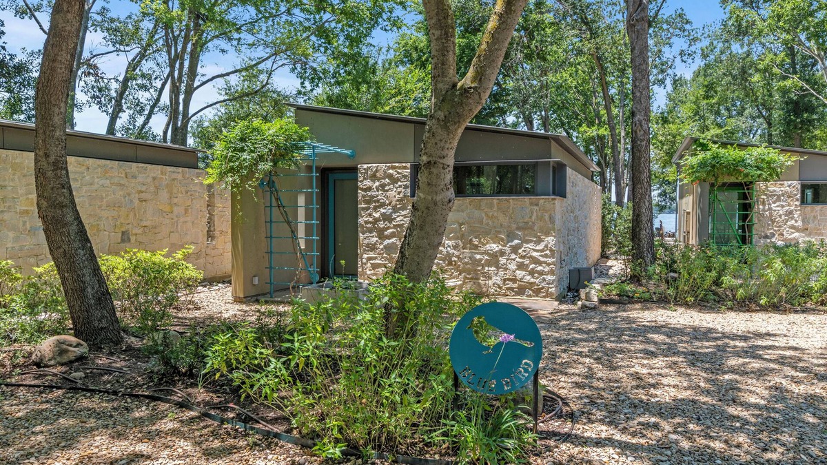 Malakoff Cottage | Adults-only escape on CCL with hot tub, hammocks, and peaceful lake views!