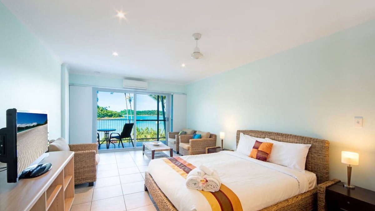 Shute Harbour Apartment | Adults only sea view unit