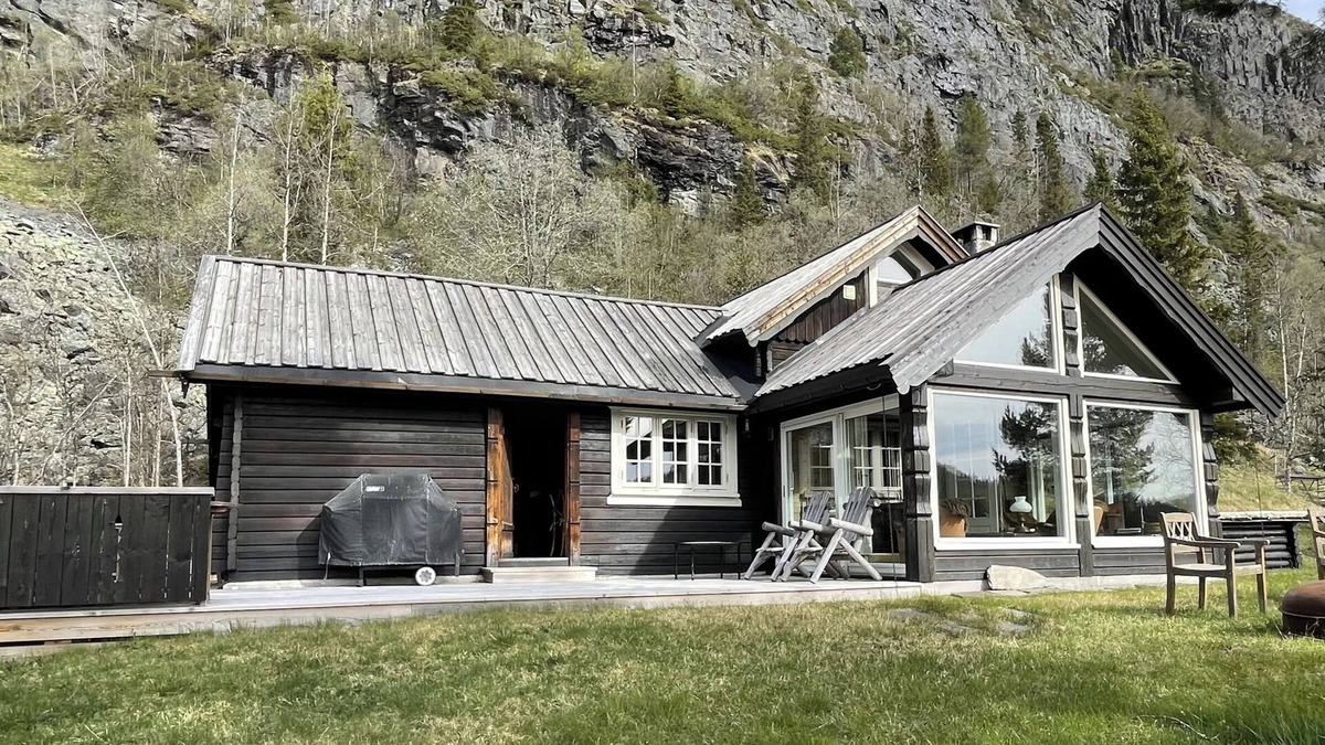 Sor-Aurdal Cabin | Adventure and wilderness in a mountain cabin with canoe, fishing rods, bikes and skiing