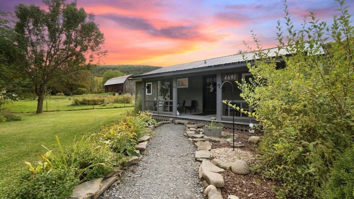 Beaver Dams Cabin | Adventure Basecamp! Cabin near all Attractions!