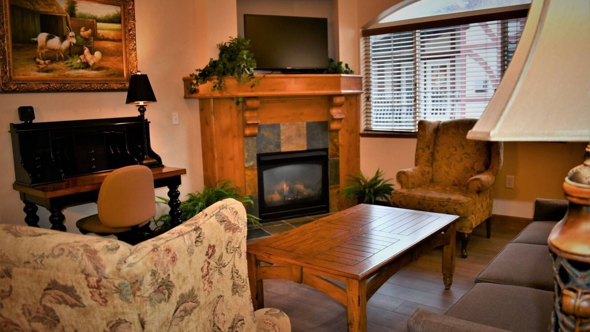 Midway Villa | Adventure Hub~Backcountry Ski|Snowmobile|Scuba Diving Villa 3050-1