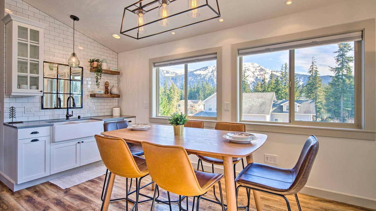 Back Loop House | Adventure Retreat w/Mtn Views, 1 Mi to Lake!