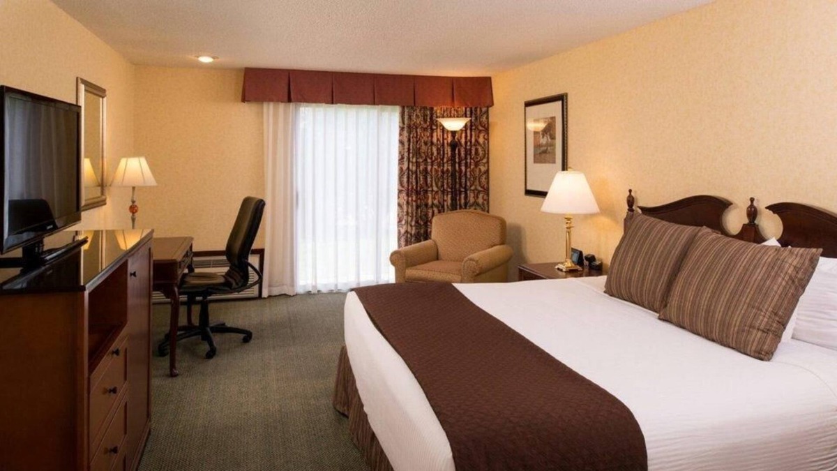 Tri-Cities House | Adventures Awaits! Spacious Unit Near Attractions, Onsite Poo, FREE Parking!