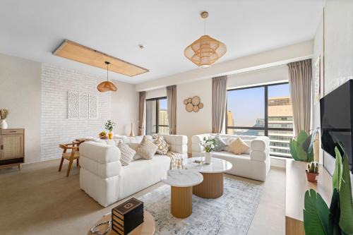 Dubai Marina House | Aesthetic Beach Apartment , Sleeps 6, Pool, Gym & Waterfront Views