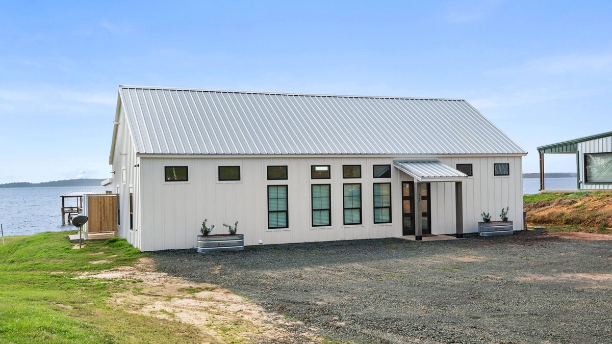 Negreet House | AESTHETIC WATERFRONT BUNGALOW, FISHING PIER, FIREPIT