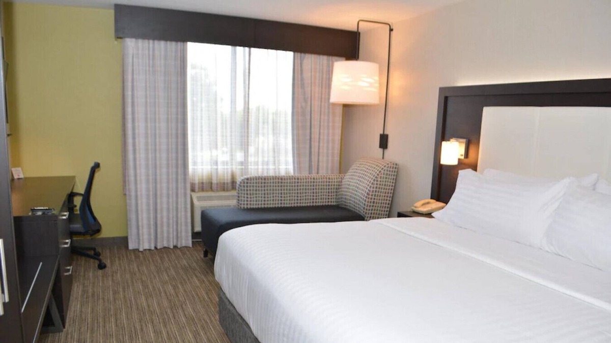 Waterville House | Aesthetically Pleasing Room for Your Holiday!