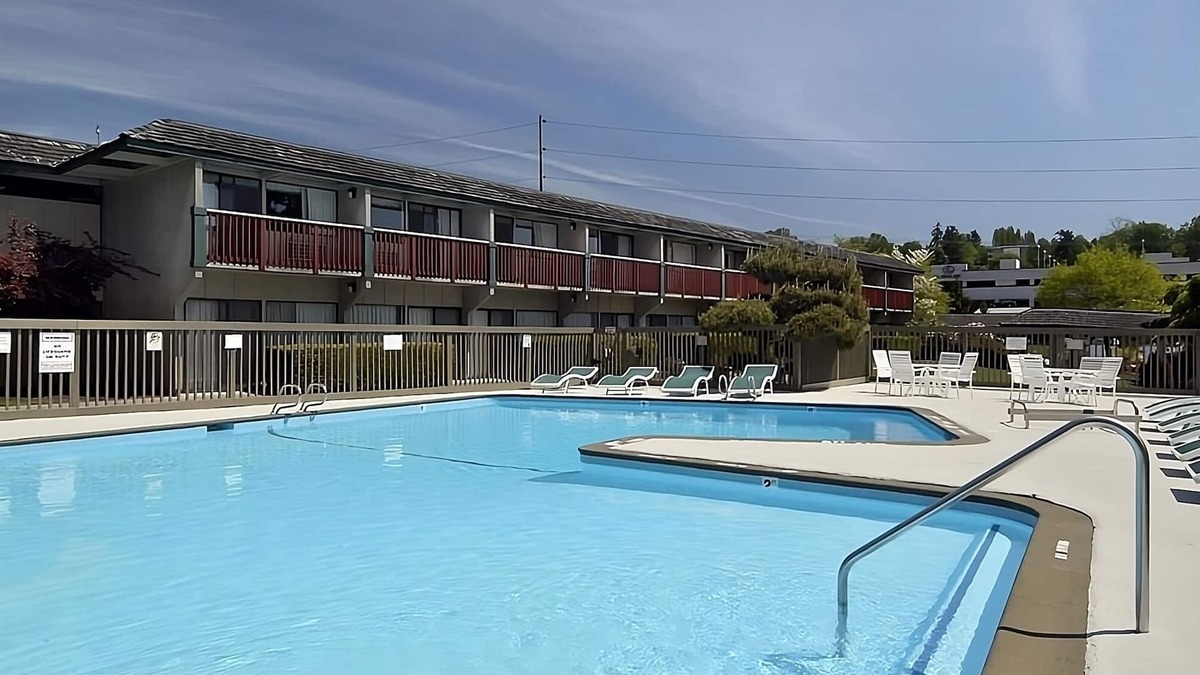 West Bellevue Hotel | Affordability Meets Comfort at Red Lion Hotel Bellevue! Pool, Pet-Friendly