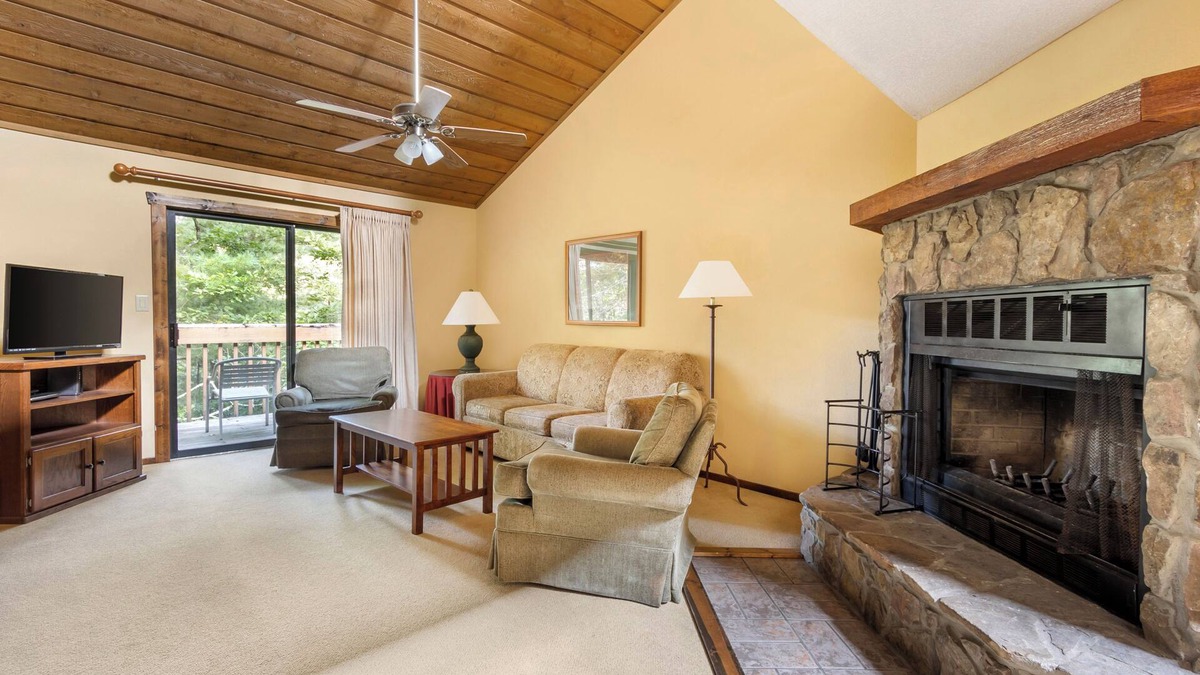 Sapphire Resort | Affordability Meets Comfort! Pool, Free Parking, Minutes to Sapphire Lake
