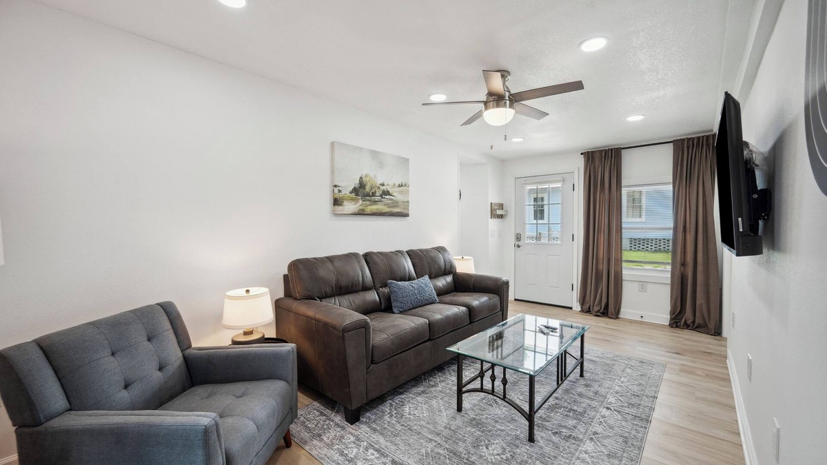 Lakeland Apartment | Affordable 2 bed/1 bath, Pet Friendly with Free Coffee