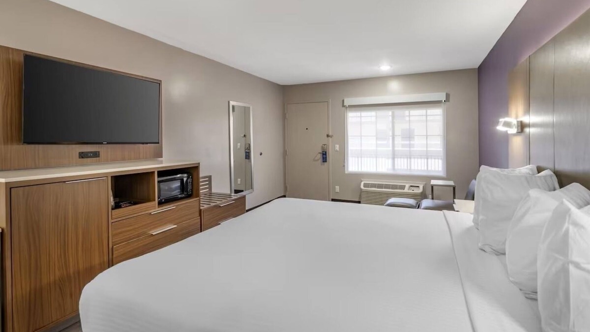 Inglewood Hotel | Affordable Comfort Near Top LA Beaches – Relax Post-Venice Boardwalk Stroll