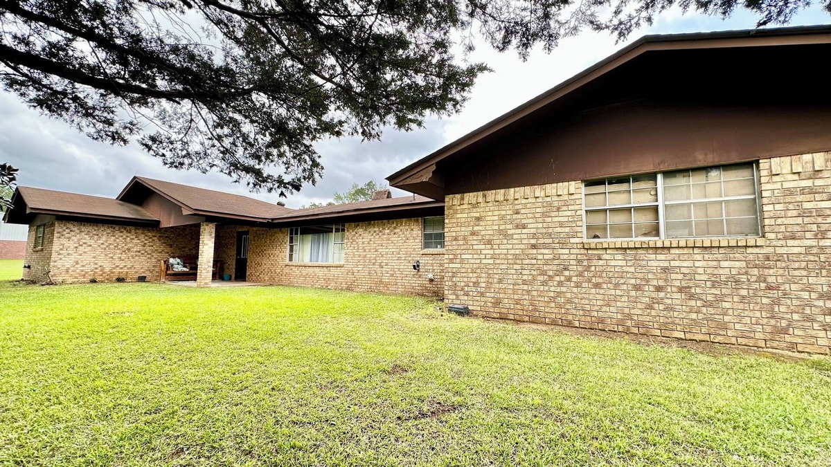 Negreet House | Affordable Comfort Near Toledo Town- Relax at The Toledo Bend Getaway