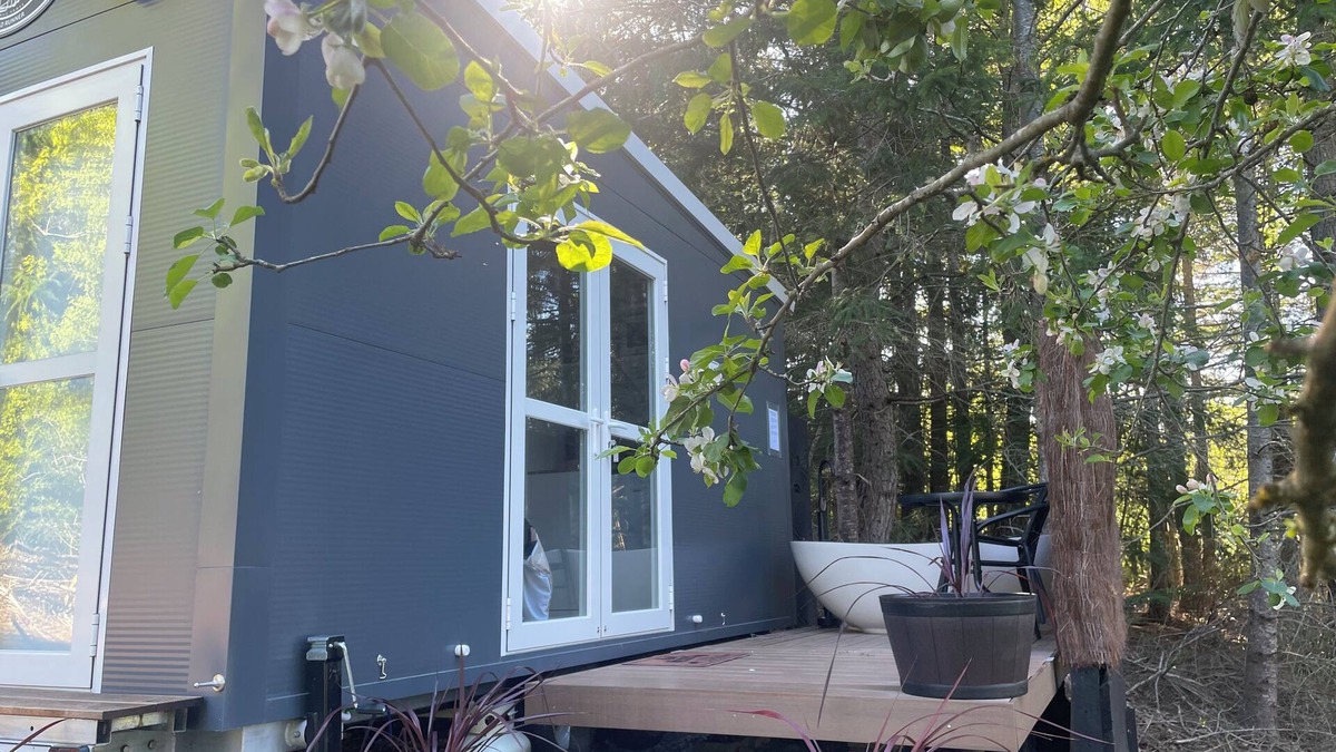 Hanmer Springs Cabin | Affordable & cosy alpine cabin - an ideal couples retreat with outdoor bath!