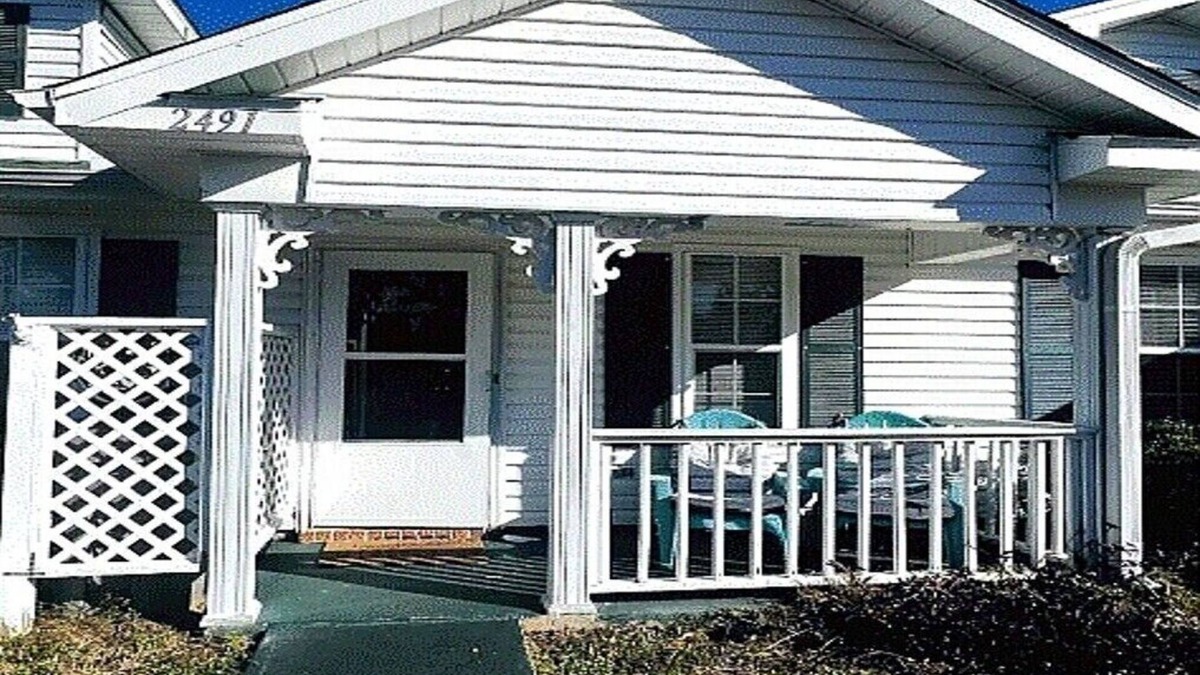 Northwest Pensacola House | Affordable Family & Pet-Friendly Comfort Quick Drive to Beaches and bases.