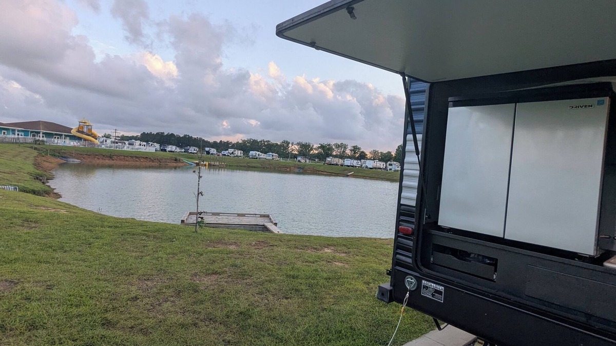 Foley House | Affordable family vacay. Pet friendly, cozy RV 30 minutes to beach